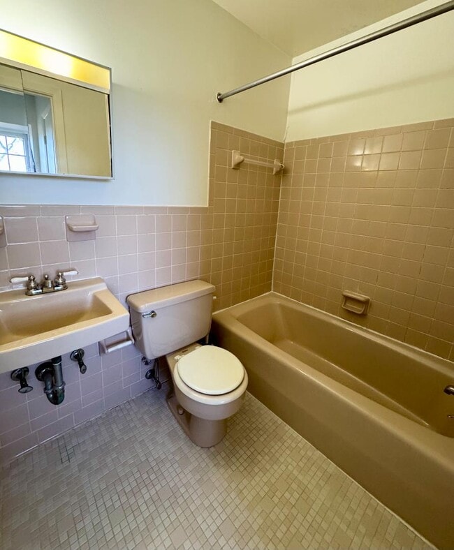 Building Photo - 105 Yorkshire Ct