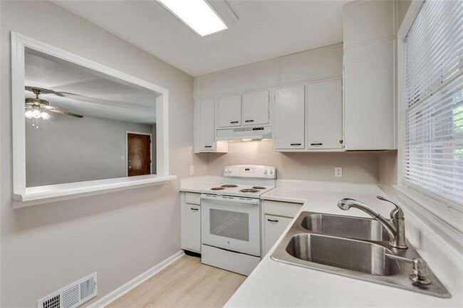 Building Photo - 799 Marstevan Dr NE