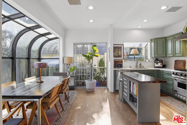 Building Photo - 8998 Lloyd Pl