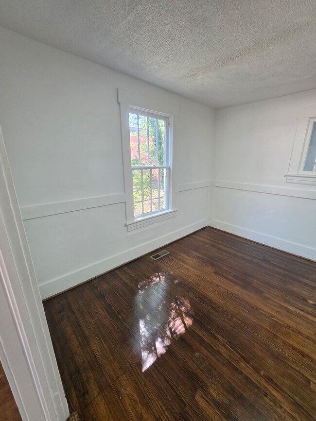 Building Photo - 3 br 1 bath house