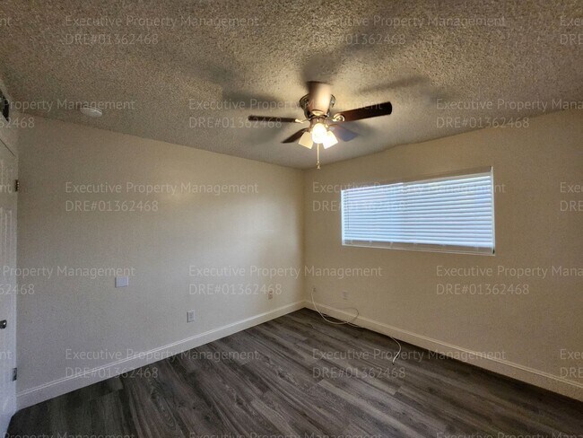 Building Photo - 3 bedroom/ 2 bathroom home located near th...