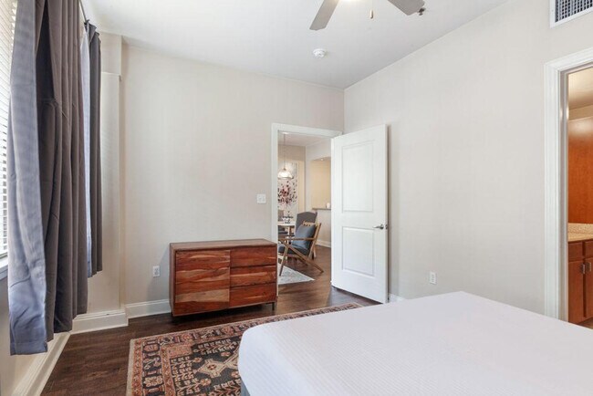 Building Photo - 925 Common St