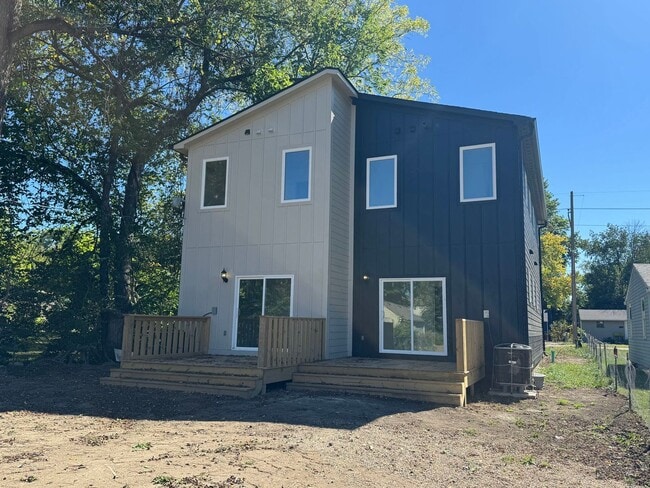 Building Photo - Brand new luxury townhome on the eastside....