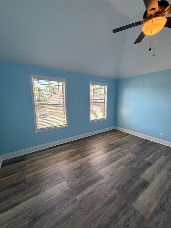 Building Photo - Large 4 Bedroom 2 1/2 Bath Pet Friendly Home For Rent!
