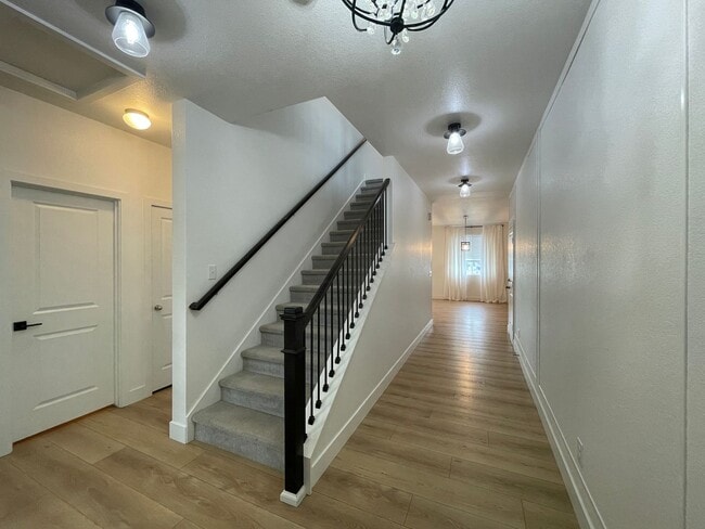 Building Photo - Stunning and spacious 4.5 bedroom, 3 bathroom home located in Morgan Hill