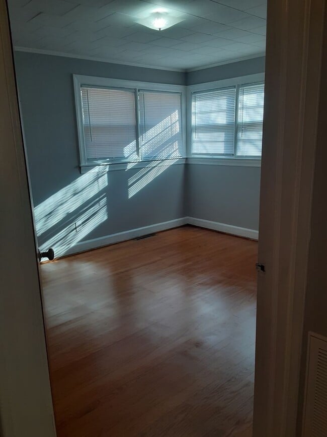 Building Photo - Charming 3 Bed, 1 Bath Brick Home – $1550/...