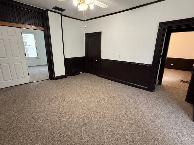 Building Photo - 215 E Bloomington St