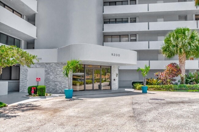 Building Photo - 8200 Lakeshore Dr