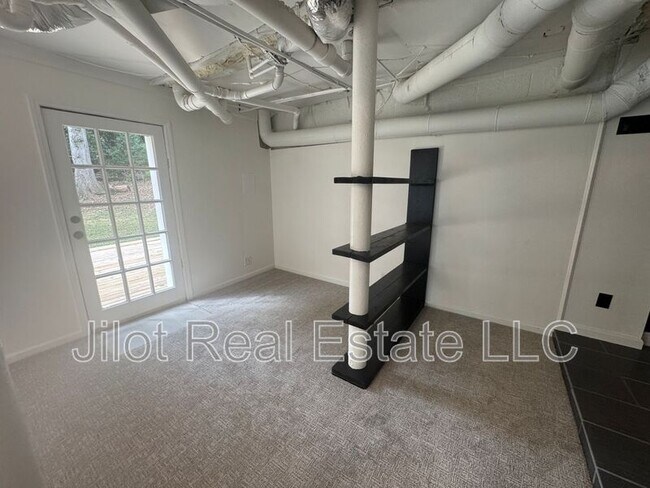 Building Photo - 466 Clifton Rd NE