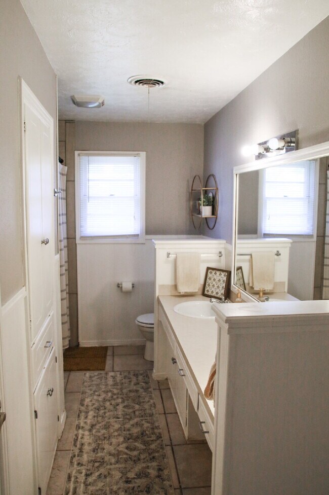 Building Photo - Spacious Updated Home!