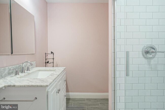 Building Photo - 522 Montrose St