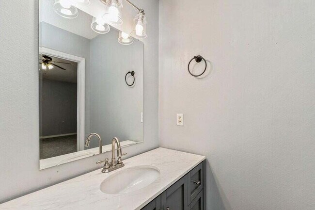 Building Photo - Exquisitely Renovated End Unit Townhome Ju...