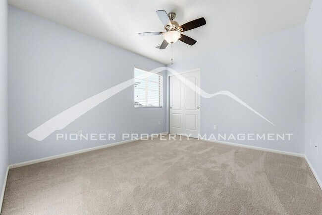 Building Photo - Gorgeous Home with Central AC and Washer/D...