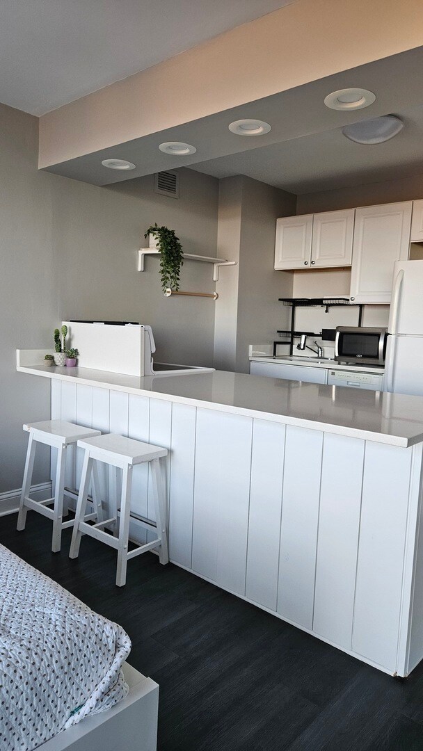 Building Photo - 4343 N Clarendon Ave