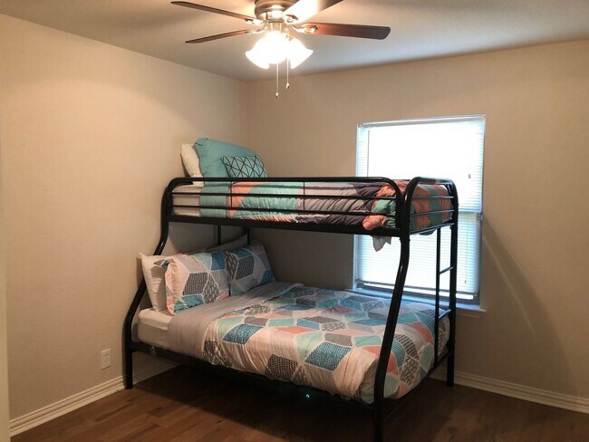 Building Photo - Move in Ready - 3 bedroom 2 bath 1 car garage