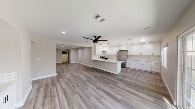 Building Photo - Newly Renovated (2022)! Amazing Location! ...