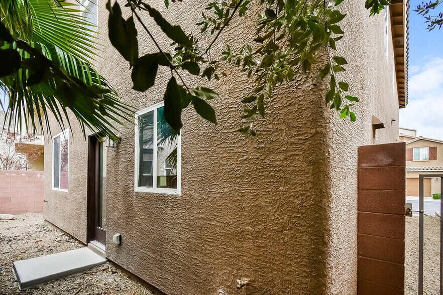 Building Photo - 10549 Seasonable Dr
