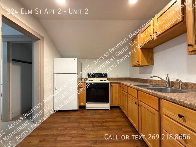 Building Photo - 224 Elm St