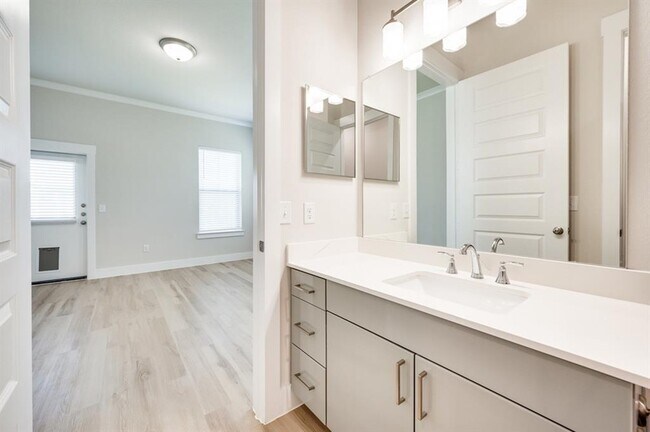 Building Photo - 907 Onyx-