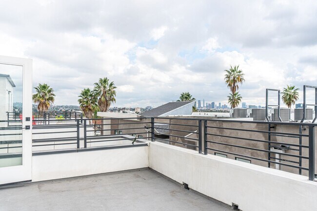 Building Photo - Beautiful Spacious Modern 3 Bedroom Townho...