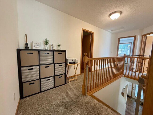 Building Photo - Lovely 3BR/3BA Otsego End Unit Townhome Available June!
