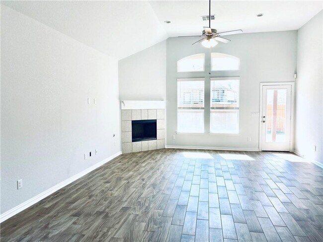 Building Photo - 1009 Sundrops St