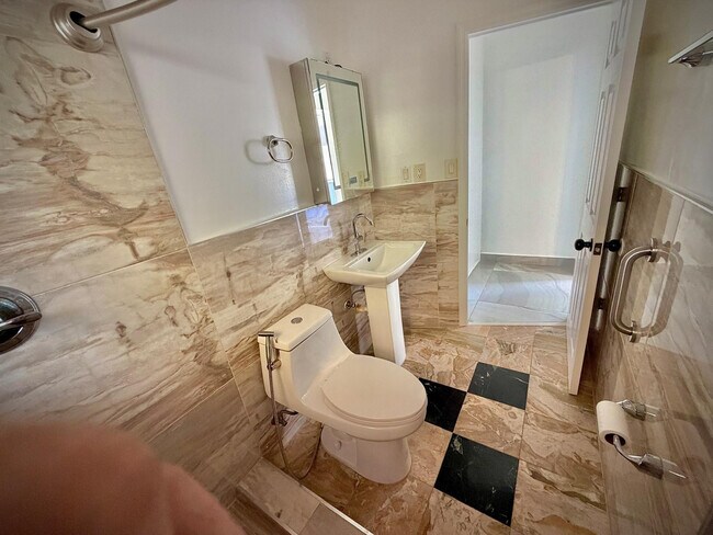 Building Photo - 707 NE 15th St