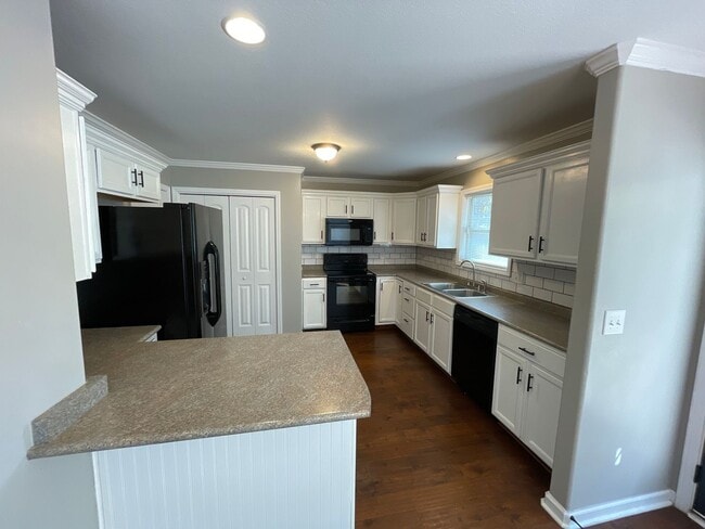 Building Photo - Well-Maintained 3 Bedroom, 2 Bath Home wit...