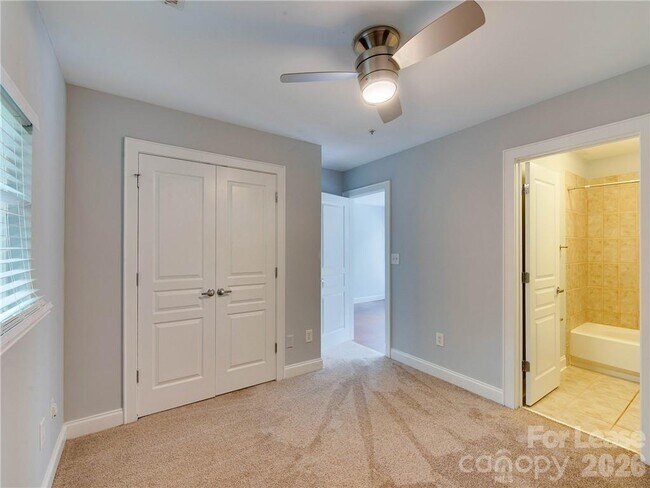 Building Photo - 927 Garden District Dr