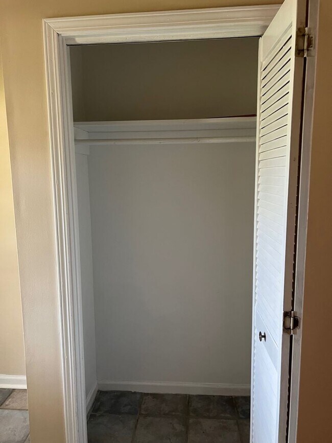 Building Photo - 412 US-171