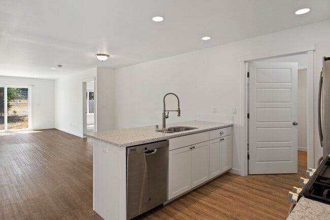 Building Photo - $1000 Move in Credit! 4 Bed 2.5 Bath - Townhome - Hillcrest - NAS Whidbey