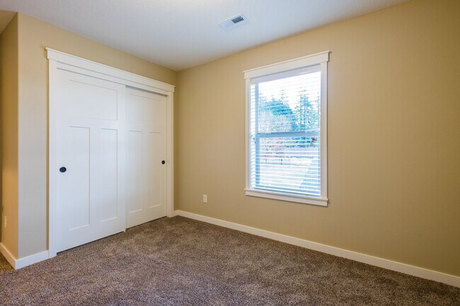Building Photo - 4 Bedroom 2.5 Bath