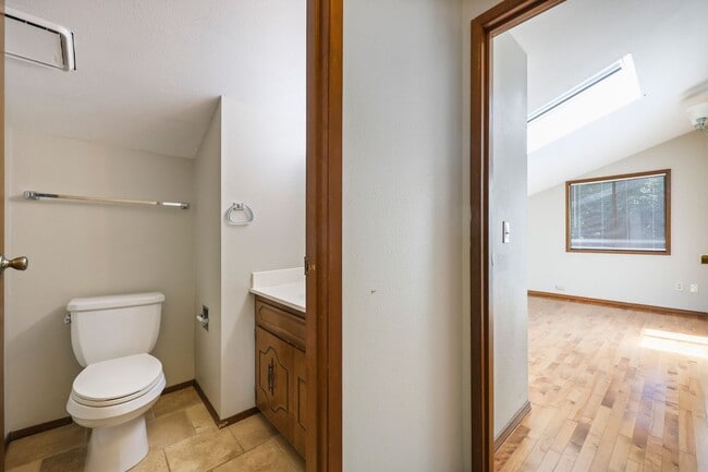 Building Photo - Hard to find 5 bedroom home in Tamoshan ne...