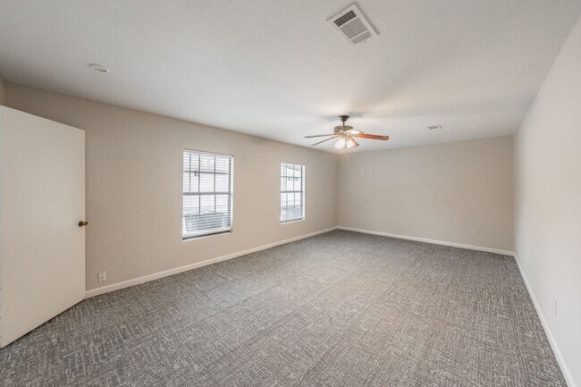 Building Photo - Prime Location in Overton West! Spacious D...