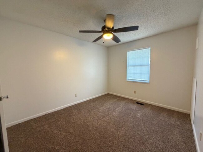 Building Photo - 2 Bedroom 1.5 Bath Duplex