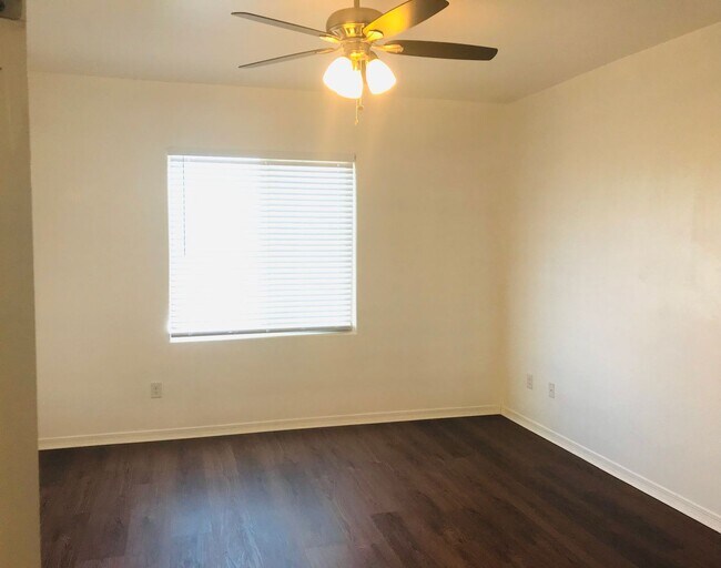 Building Photo - 12872 N White Fence Way