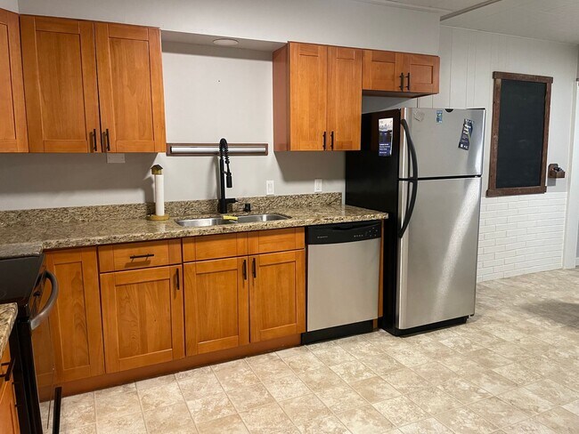 Building Photo - Welcome Home 3b/1ba Updated Home