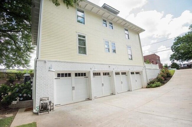 Building Photo - 37 Waverly Way NE