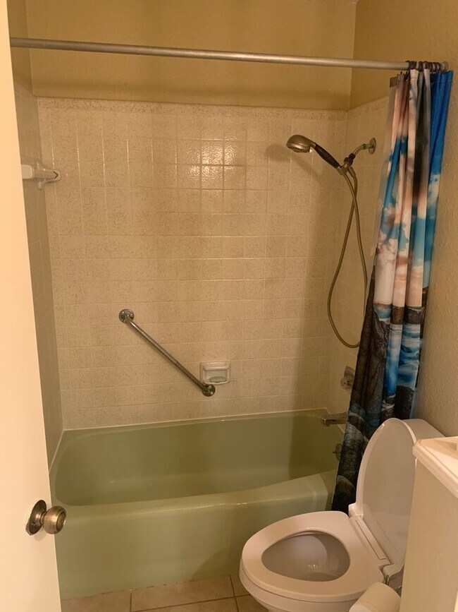 Building Photo - Cozy and Quaint 2 bedroom 2 bath with bonu...