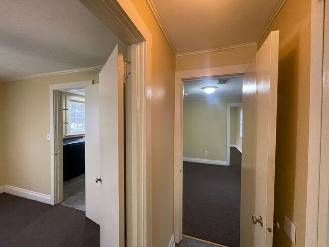 Building Photo - 2 Bed, 1 Bath Apartment