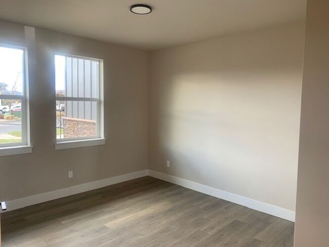 Building Photo - 3 Bed/3 Bath Modern and Luxurious Townhome in NE Bend