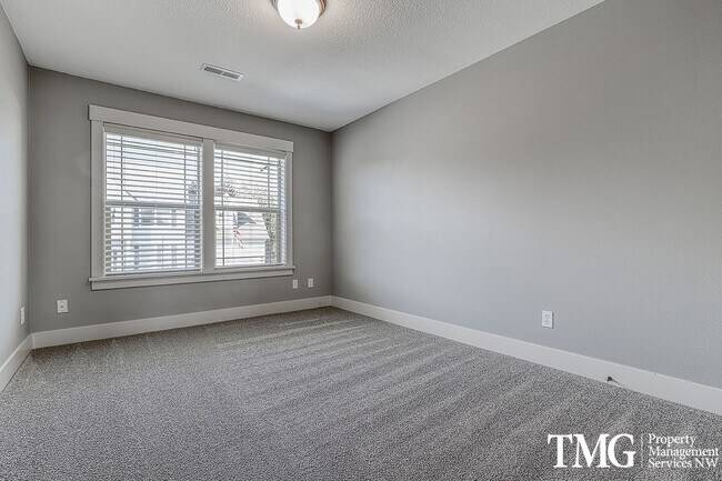 Building Photo - Large Pet Friendly 3 bed 2.5 bath home in ...