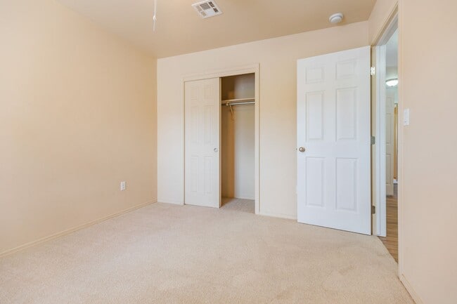 Building Photo - Beautiful 3 Bedroom/2 Bath Home