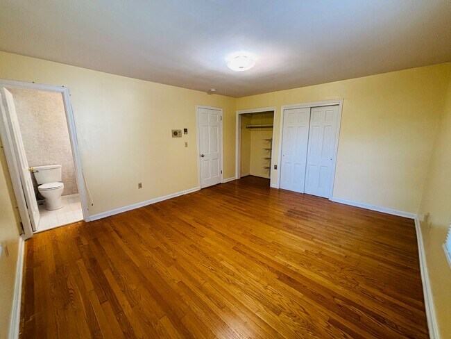 Building Photo - 405 Stonegate Dr