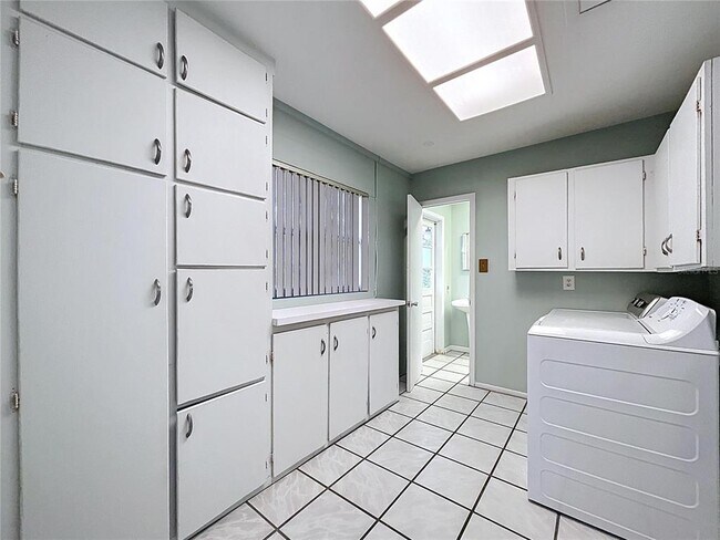 Building Photo - 1601 Riverhills Dr