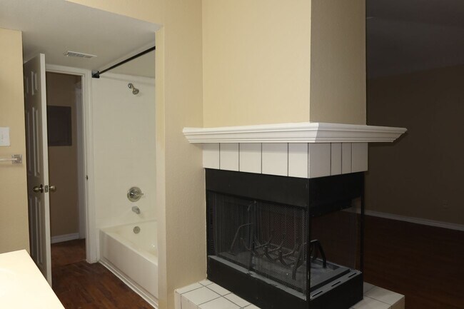 Building Photo - POINTE 360 @ 2222 - Stand Alone 1BD  WITH GARAGE- RESORT POOL - DOG PARK- Rent Special