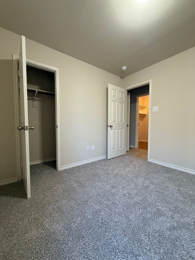 Building Photo - Adorable 4/2/2 located minutes from Weathe...
