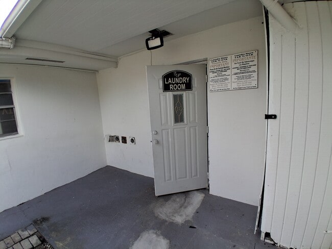 Building Photo - 4130 SW 24th Ct