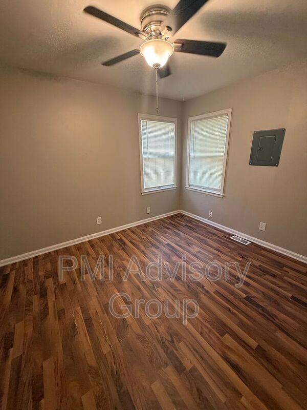 Building Photo - 2220 SW Plass Ave