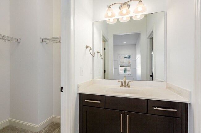 Building Photo - Stunning 5-Bedroom, 5-Bathroom Home with Chef's Kitchen and Luxurious Features